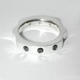 18ct white gold ring set with black and white diamonds