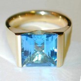9ct gold dress ring set with a blue topaz